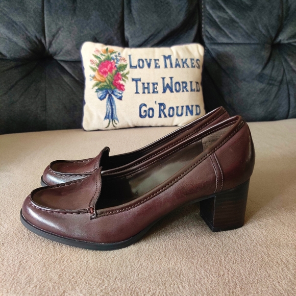 Shoes - 🧸SOLD🧸 VINTAGE 90s Brown Chunky Loafer Heels